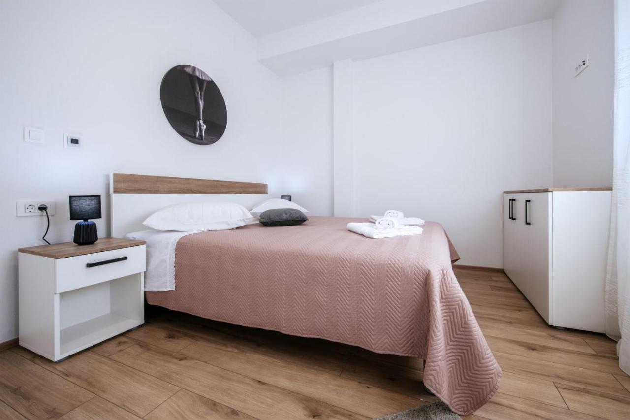 Crowonder Sun Dance Apartments With Heated Swimming Pool Seaview And Garden Sveti Filip i Jakov Esterno foto