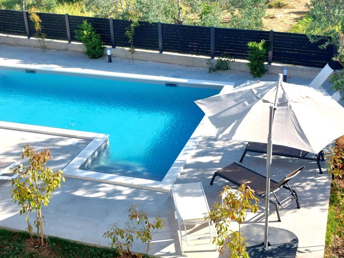 Crowonder Sun Dance Apartments With Heated Swimming Pool Seaview And Garden Sveti Filip i Jakov Esterno foto